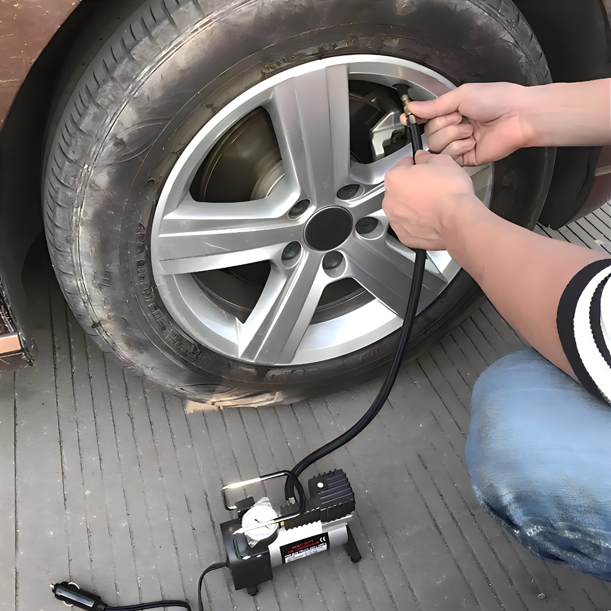 Prenosivi Kompresor za Pumpanje Guma - 12v